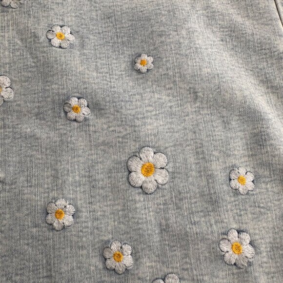 Wild Fable Light Wash Denim Mini Skirt Daisy Embroidery Side Slit Size 4 Boho - Picture 8 of 9
